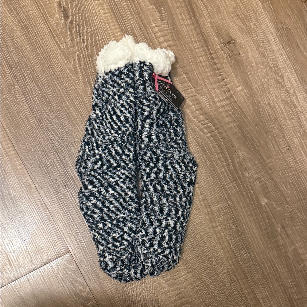 Cuddl Duds Black and White Knit Scarf